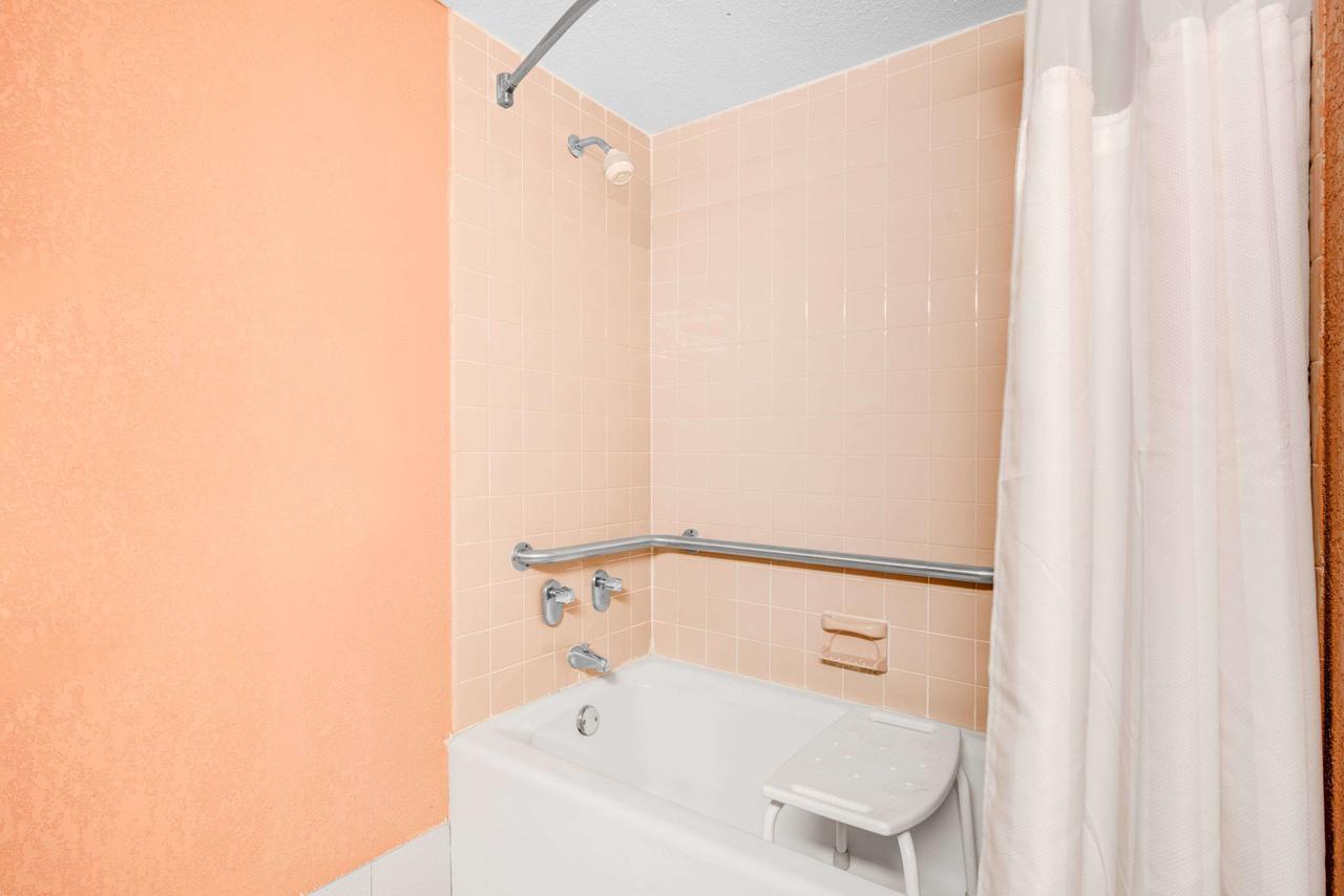 Express Harrisburg South 3*