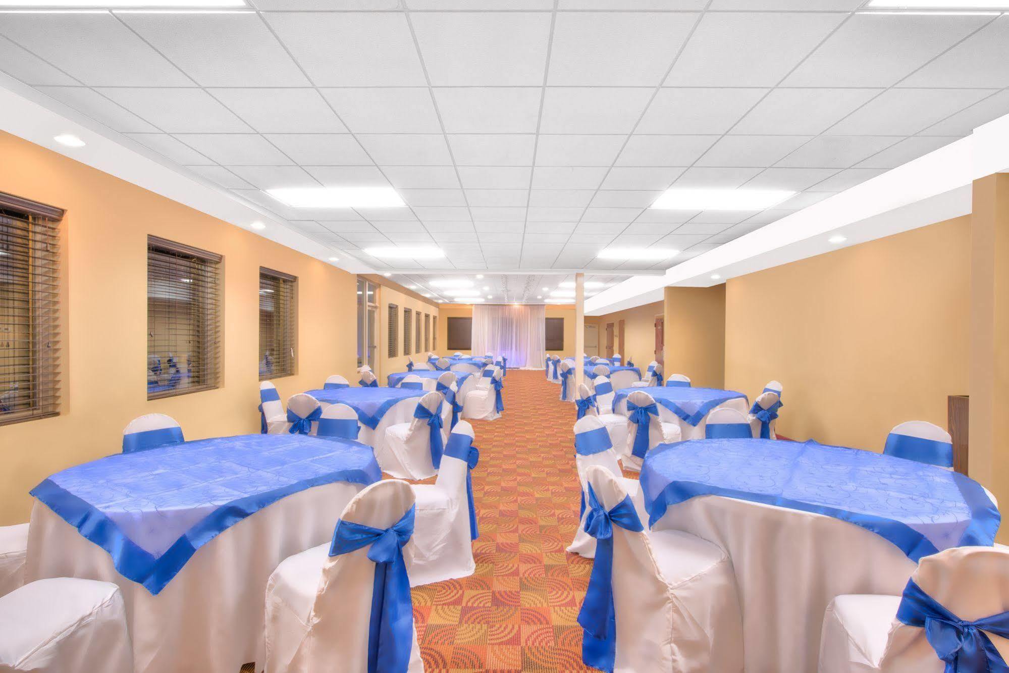 Express Harrisburg South Motel 3*
