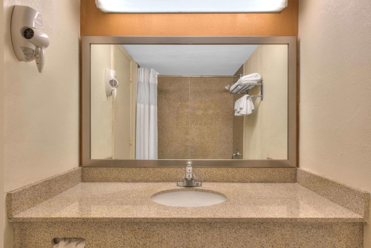 Express Harrisburg South Motel 3*